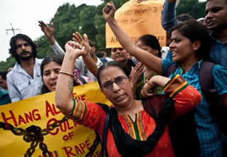 India: prima le stuprano, poi la bruciano viva a 12 anni