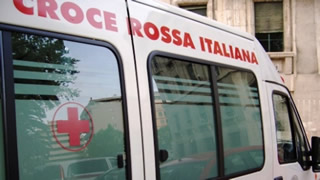 Ostia: 16enne precipita dal secondo piano. Trasportato in rianimazione