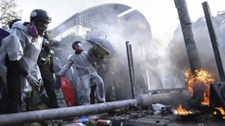 Hong Kong: notte di violenza. Arresti e feriti