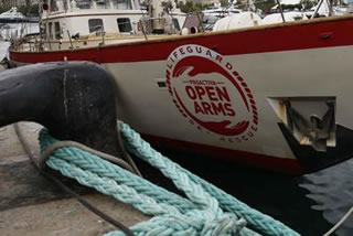 Open Arms: denuncia per omissione di soccorso alla Libia e accuse all'Italia